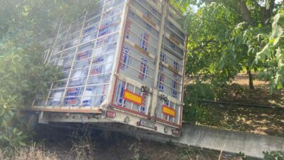 Bursa’nın Orhangazi ilçesinde seyir halindeki kamyondan ayrılan kapalı kasa dorse,