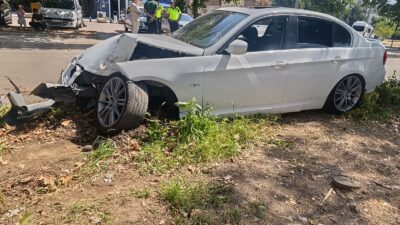 Bursa'nın Orhangazi ilçesinde sürücünün kontrolünden çıkan otomobil, orta refüje çarptı.