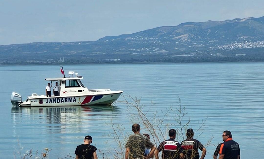 Saadet Partisi Gemlik İlçe Başkanı Cihangir Dinç, İznik Gölü’nde üst