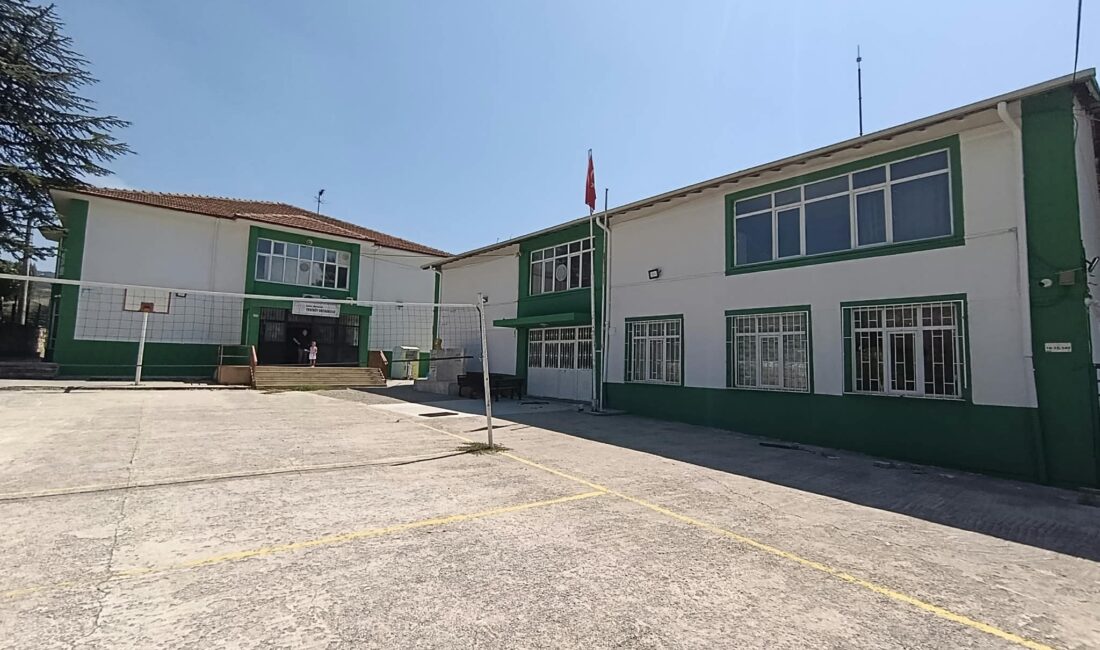 Bursa’nın Orhangazi ilçesinde yeni eğitim-öğretim yılı öncesinde okullardaki bakım, onarım