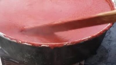 Orhangazi'de kış aylarının vazgeçilmez lezzetleri arasında yer alan ev salçası
