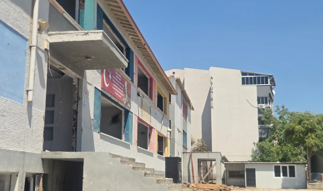 Bursa'nın Orhangazi ilçesinde deprem raporu doğrultusunda yıkım kararı verilen Kurtuluş