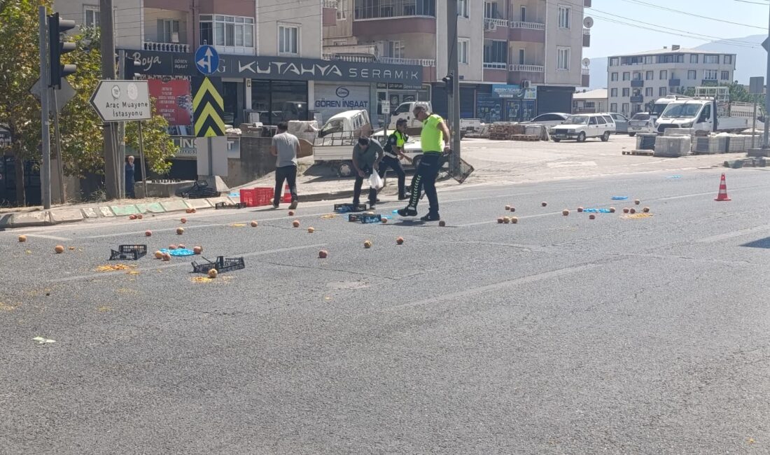 Bursa’nın Orhangazi ilçesinde ışıklı kavşakta yola saçılan şeftaliler,  kazaya davetiye