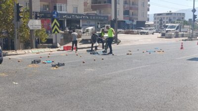 Bursa’nın Orhangazi ilçesinde ışıklı kavşakta yola saçılan şeftaliler,  kazaya davetiye