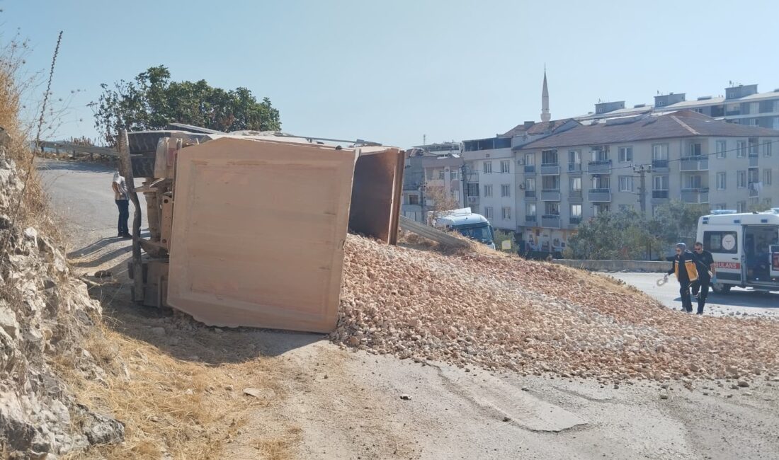 Bursa'nın Orhangazi ilçesinde yokuş aşağı kontrolden çıkan taş yüklü hafriyat