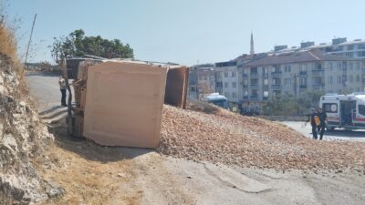 Bursa'nın Orhangazi ilçesinde yokuş aşağı kontrolden çıkan taş yüklü hafriyat
