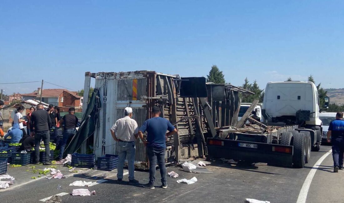Bursa’nın Yenişehir ilçesinde meydana gelen kazada biber yüklü kamyon devrildi.