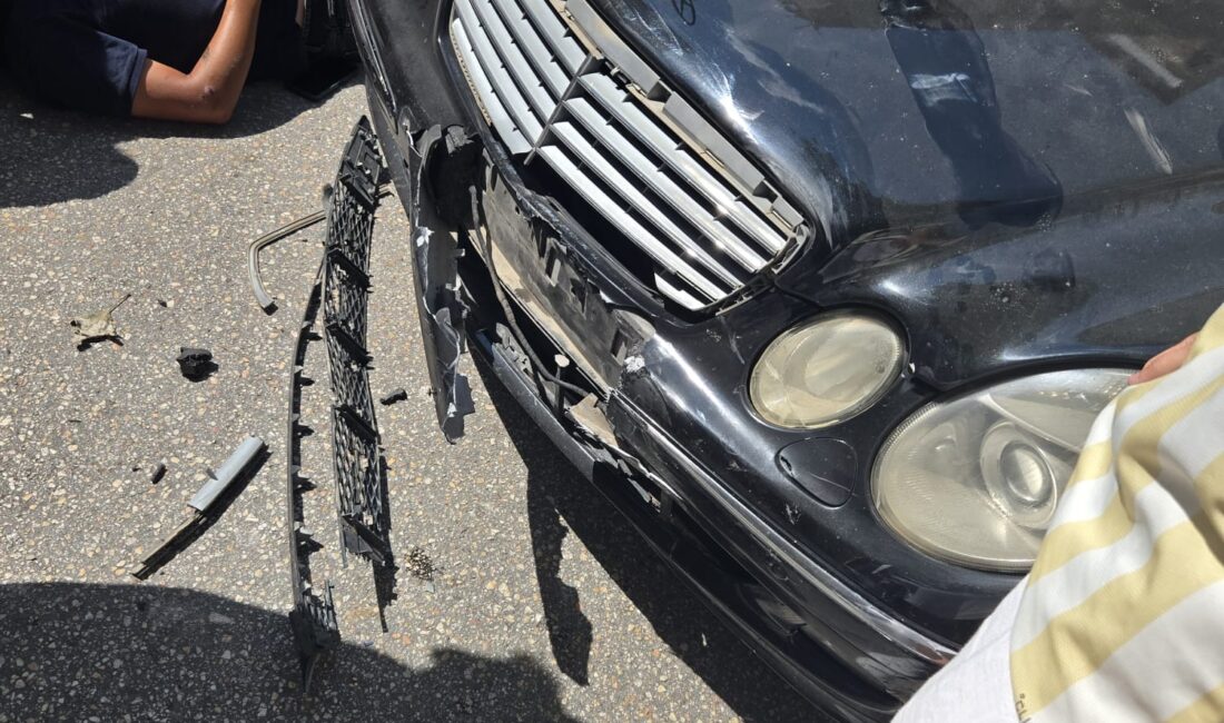 Bursa'nın Orhangazi ilçesinde şehir merkezinde meydana gelen trafik kazasında motosiklet
