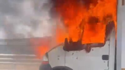 Bursa’da Yenişehir-İznik yolu üzerinde seyir halindeki kamyonet, motor bölümünde çıkan