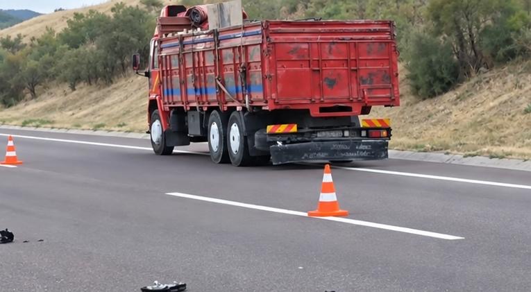 Otoyolda feci kaza! Kamyona çarpan motosiklet sürücüsü hayatını kaybetti… Gebze-Orhangazi-İzmir Otoyolu’nda Kılıç Kavşağı yakınlarında meydana gelen trafik kazasında, seyir