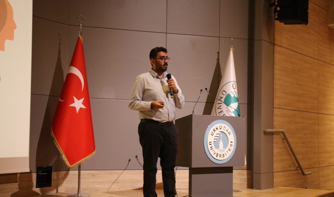 Üsküdar Üniversitesi'nde düzenlenen bağımlılıkla mücadele konferansında konuşan Doç. Dr. Soner