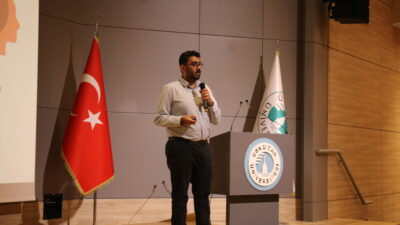 Üsküdar Üniversitesi'nde düzenlenen bağımlılıkla mücadele konferansında konuşan Doç. Dr. Soner