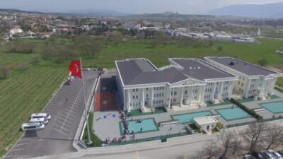 Bursa'da da kampüsü bulunan bir özel okulda, kitap-kırtasiye ücreti 67