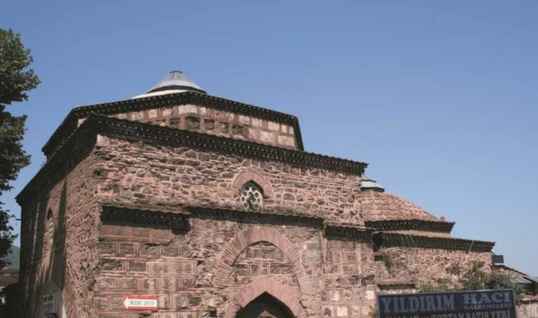 Bursa'da Ulu Cami'nin hemen kuzeyinde yer alan Şengül Hamamı, yaklaşık