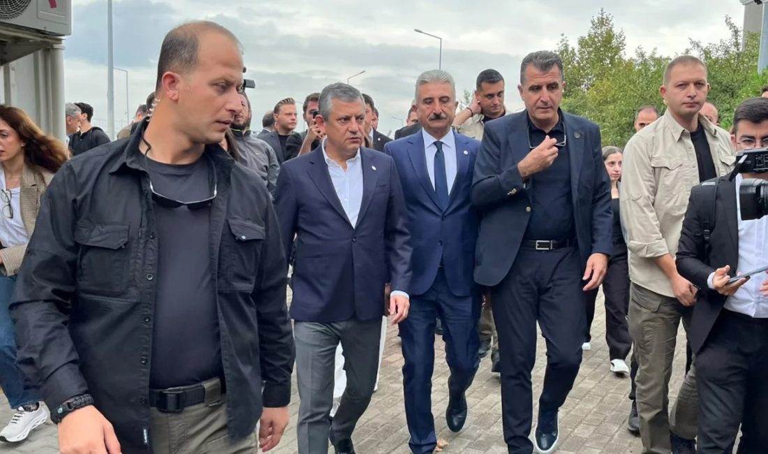 Bursa’da Özgür Özel’in İlk Durağı Mustafa Bozbey Oldu Yeni Parti Genel Başkanı Özgür Özel, Bursa programına Mustafa Bozbey'i