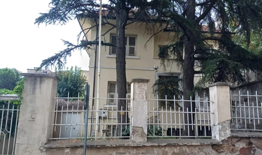 Bursa’daki Tarihi Köşk Satışa Çıktı! Fiyatı Dudak Uçuklattı… Bursa'nın Osmangazi ilçesinde 1934 yılında inşa edildiği belirtilen tarihi köşk,