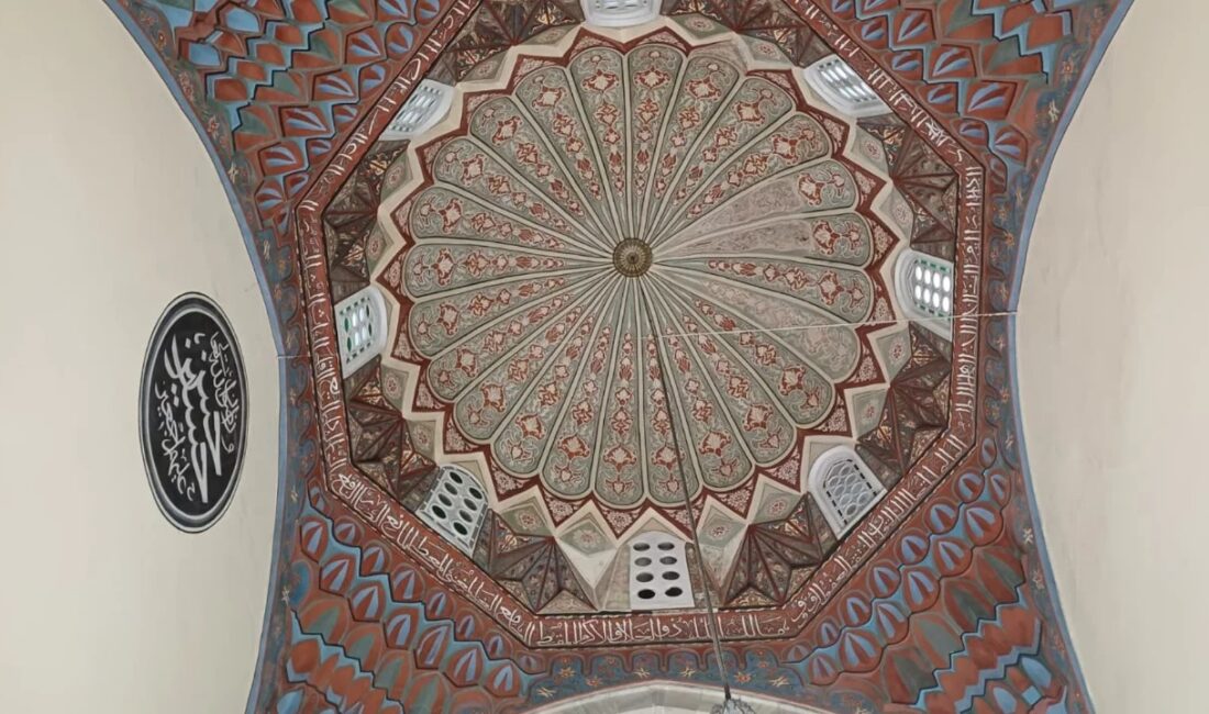Bursa'nın Yeşil semtinde yükselen tarihi caminin çinileri, Timur'un Anadolu seferlerinden
