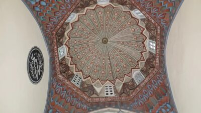 Bursa'nın Yeşil semtinde yükselen tarihi caminin çinileri, Timur'un Anadolu seferlerinden