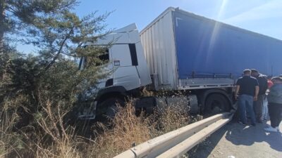 Bursa’nın Orhangazi ilçesinde sürücüsünün kontrolünden çıkan tır, Çeltikçi Kavşağı yakınlarında
