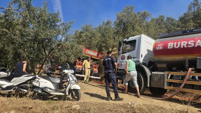 BURSA’nın Orhangazi ilçesinde zeytinlik alanda çıkan yangın, rüzgarın etkisiyle kısa