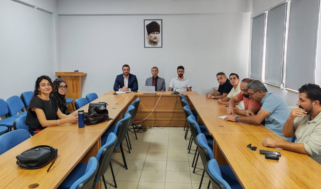 İlçe Millî Eğitim Müdürlüğü toplantı salonunda, ilkokullarda görev yapan rehber