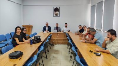 İlçe Millî Eğitim Müdürlüğü toplantı salonunda, ilkokullarda görev yapan rehber