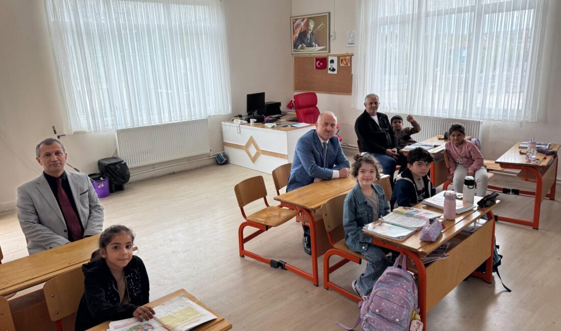 İlçe Kaymakamı Zafer Karamehmetoğlu ile İlçe Millî Eğitim Müdürü Erol