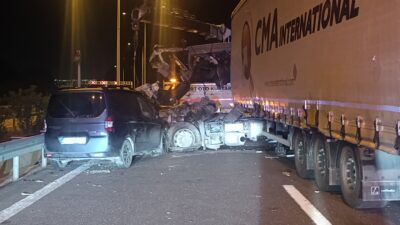 Bursa’nın Orhangazi ilçesinde Gebze-Orhangazi-İzmir Otoyolu’nda tır ile otomobilin çarpışması sonucu