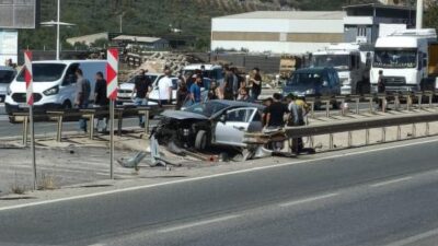 Bursa’nın Orhangazi ilçesinde kontrolden çıkan otomobil, savrularak bariyerleri aştı ve