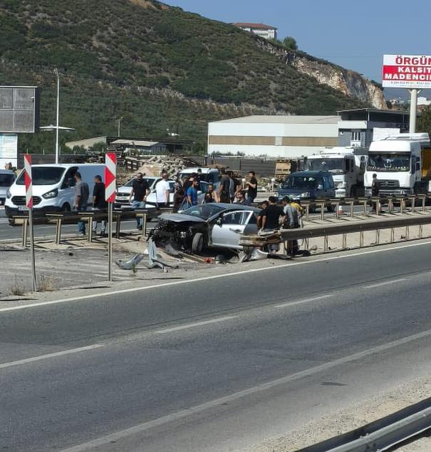 Bursa’nın Orhangazi ilçesinde kontrolden çıkan otomobil, savrularak bariyerleri aştı ve