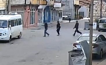 Bursa’nın Yenişehir ilçesinde eşiyle birlikte yürüdüğü sırada arkadan yaklaşan bir