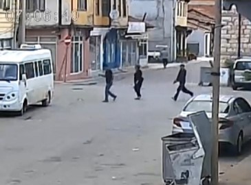 Bursa’nın Yenişehir ilçesinde eşiyle birlikte yürüdüğü sırada arkadan yaklaşan bir