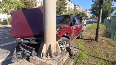 Bursa’nın Orhangazi ilçesinde Yalova-Bursa karayolunda kontrolden çıkan otomobil, orta refüje