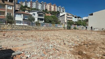 Bursa’nın Orhangazi ilçesinde deprem riskine karşı alınan karar doğrultusunda yıkımına