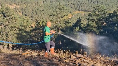 Bursa’nın Orhangazi ilçesinde ormanlık alanda çıkan yangın, ekiplerin havadan ve