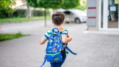 Okula başlama sürecinin yalnızca yaş ve akademik becerilerle sınırlandırılmaması gerektiğini