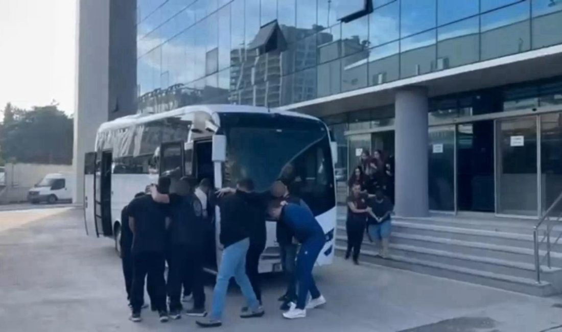 Bursa’da Evlilik Vaadi Yöntemiyle Dolandırıcılık Operasyonu! 10 Tutuklama… Bursa’da vatandaşları "evlilik vaadi" ve "eskort" ilanlarıyla dolandırıp tehdit ederek