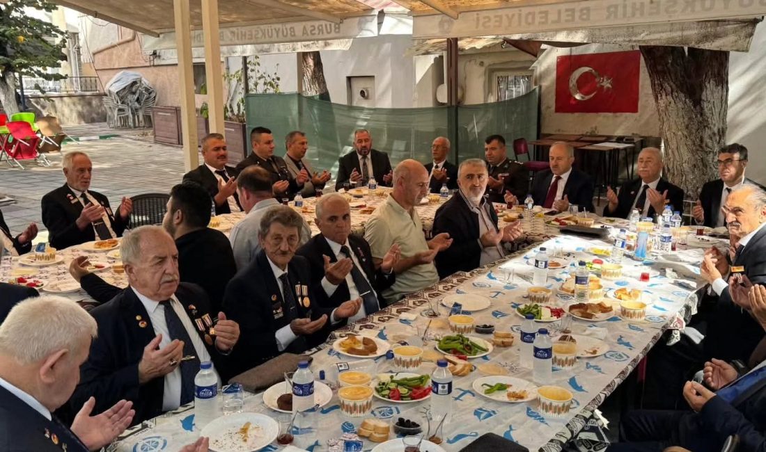Bursa’nın Orhangazi ilçesinde 19 Eylül Gaziler Günü dolayısıyla düzenlenen kahvaltı