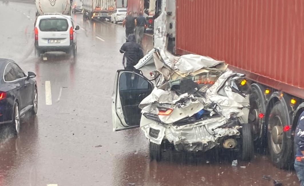 Otoyolda Zincirleme Kaza! 4 Araç Birbirine Girdi… Gebze - Orhangazi - İzmit otoyolunda sağanak yağış nedeniyle