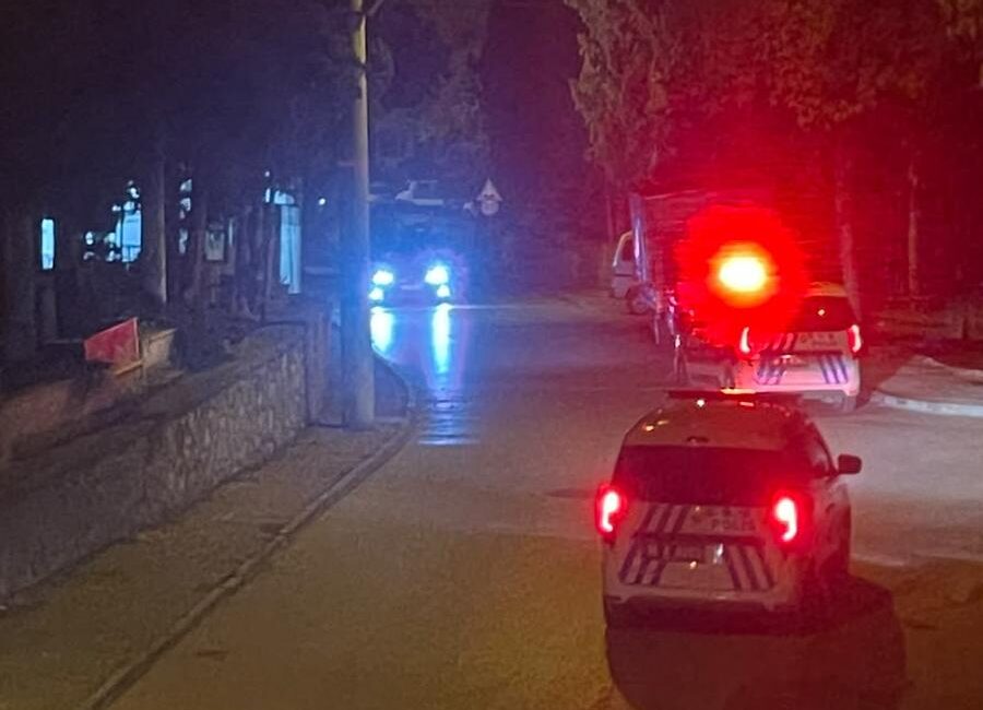 Bursa’nın Orhangazi ilçesinde gece saatlerinde mezarlık ve çevresinde alkol alan