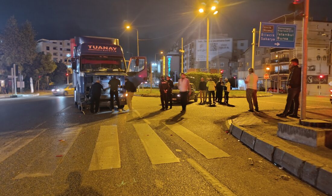 Bursa’nın Orhangazi ilçesinde ışıklı kavşakta tır ile otomobilin çarpışması sonucu