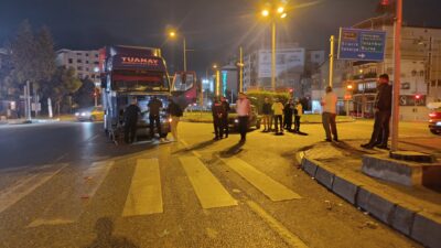Bursa’nın Orhangazi ilçesinde ışıklı kavşakta tır ile otomobilin çarpışması sonucu