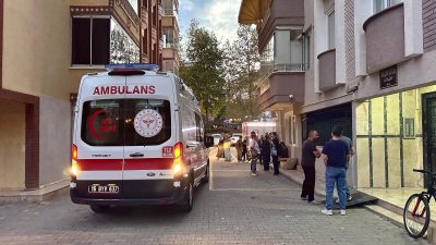 Bursa’nın Orhangazi ilçesinde bir sitenin içerisinde bulunan mazgala ayağı sıkışan