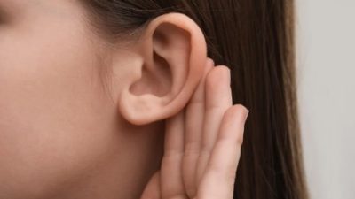 Uzmanından Kritik Uyarı! Okul Öncesi İşitme Taraması Dil Gelişimini Doğrudan Etkiliyor… Yenidoğan döneminden itibaren yapılan işitme taramalarının işitme kaybının erken fark