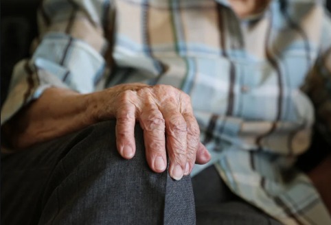 Uzm. Dr. Nurgül Gürgen Açıkladı! Yön Kaybı ve Günlük Becerilerdeki Kayıplar Alzheimer Belirtisi Olabilir.. Dünya genelinde 57 milyon kişiyi etkileyen demansın en yaygın türü