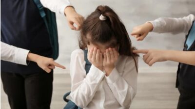 Okul başarısındaki ani düşüş, tehditkâr konuşmalar, belirgin sosyal çekilme ve