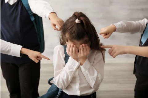 Uzmandan Okullarda Şiddeti Önleme Uyarısı! Sosyal Çekilme ve Başarı Düşüşü Tehlike Sinyali Olabilir… Okul başarısındaki ani düşüş, tehditkâr konuşmalar, belirgin sosyal çekilme ve