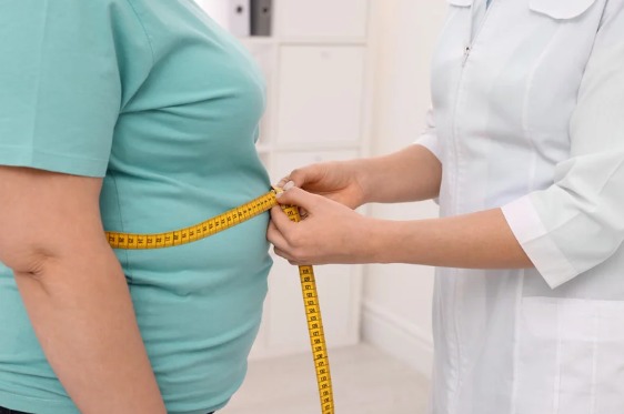 Son dönemde popülerleşen zayıflama iğneleri obezite tedavisini yeniden gündeme taşırken,