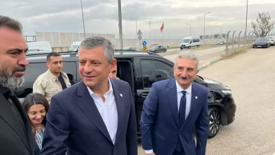 Özgür Özel Bursa’da Bozbey’i Ziyaret Etti! İşte Çıkıştaki Sözler… YENİ Parti Genel Başkanı Özgür Özel, Bursa programına tutuklu bulunan