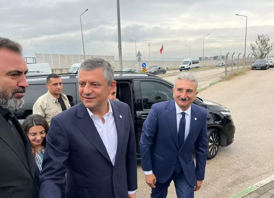 Özgür Özel Bursa’da Bozbey’i Ziyaret Etti! İşte Çıkıştaki Sözler… YENİ Parti Genel Başkanı Özgür Özel, Bursa programına tutuklu bulunan